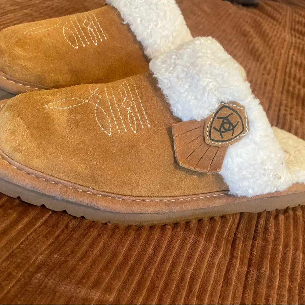 Ariat Tan Suede Mules with White Fur Lining - Picture 4 of 5
